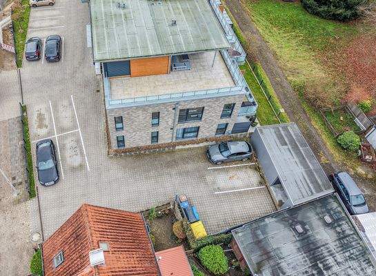 Fahrradschuppen und Parkplätze