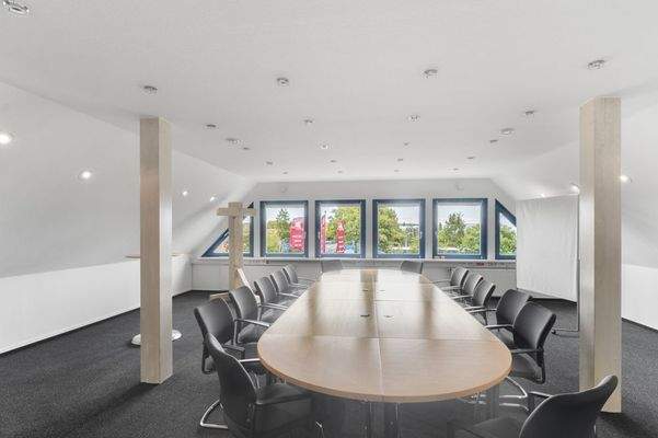 Konferenzraum mit Blick auf die Hofzufahrt