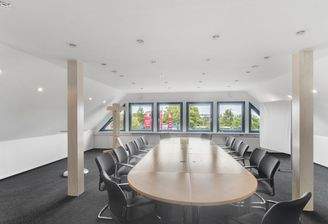 Konferenzraum mit Blick auf die Hofzufahrt