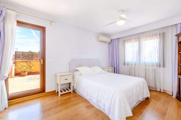 Schlafzimmer mit Balkon