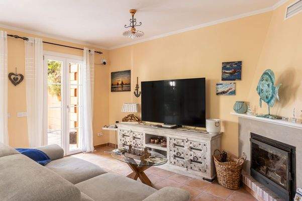 Gemütlicher Wohnbereich mit Kamin