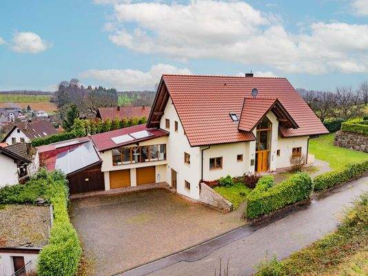 Zufahrt zum Haus und den Garagen