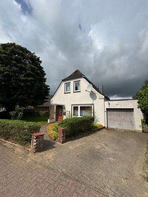 Einfamilienhaus mit Garage und Vorgarten