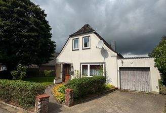 Einfamilienhaus mit Garage und Vorgarten