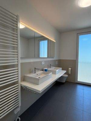 Bad mit verspiegeltem Einbauschrank