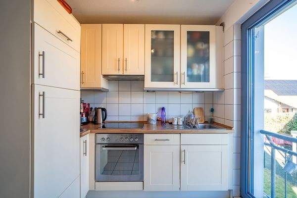 Die Küche ist kompakt und funktional.