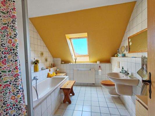 Geräumiges Badezimmer