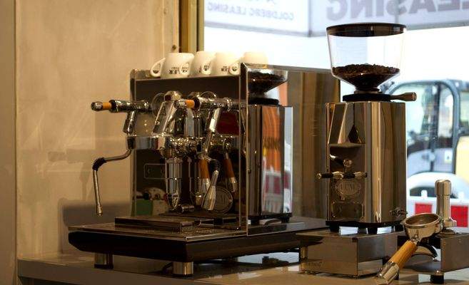 Hochwertige Siebträger-Kaffeemaschine im Büro – ei