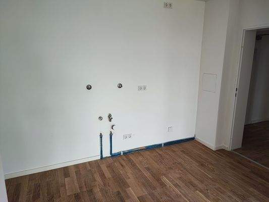 Leere Küche mit Anschlüssen