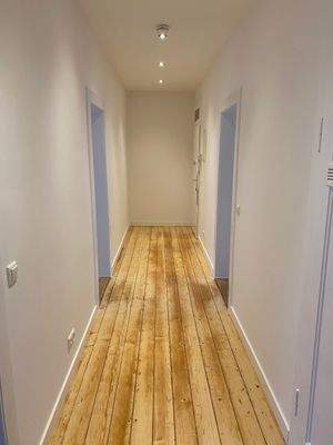 Heller Flur mit Holzboden