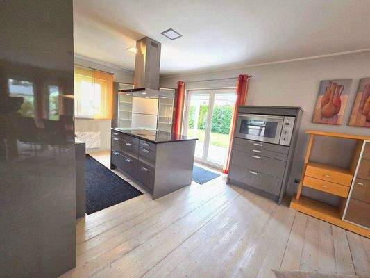 Hochwertige Einbauküche mit Kochinsel