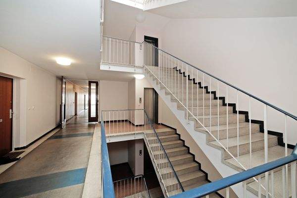 helles Treppenhaus mit Lift