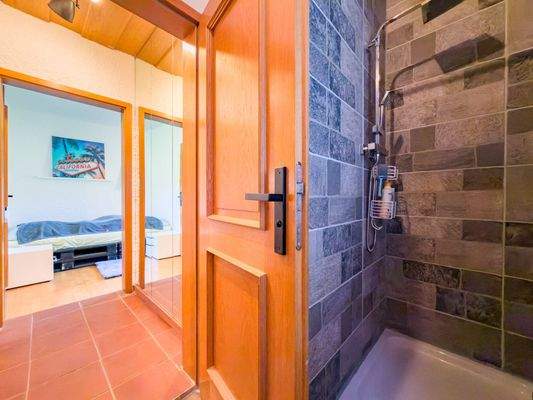 Badezimmer EG mit Dusche