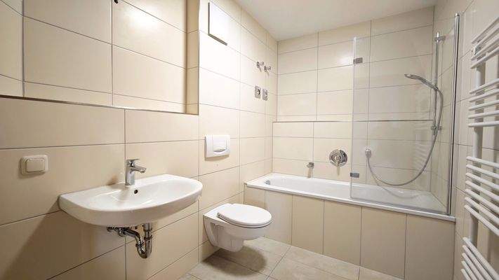 modernisiertes Wannenbad