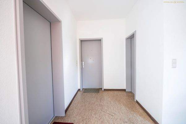 OG - Treppenhaus/Eingang Büro