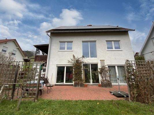 Hausrückseite mit Terrasse