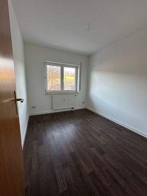 Leeres Zimmer mit Fenster