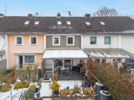 Rückseite mit Terrasse 