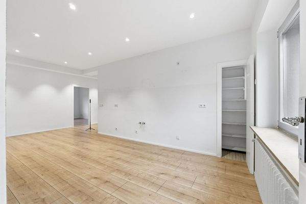 Küche mit Speisekammer