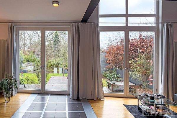 Wohnzimmer mit Gartenblick