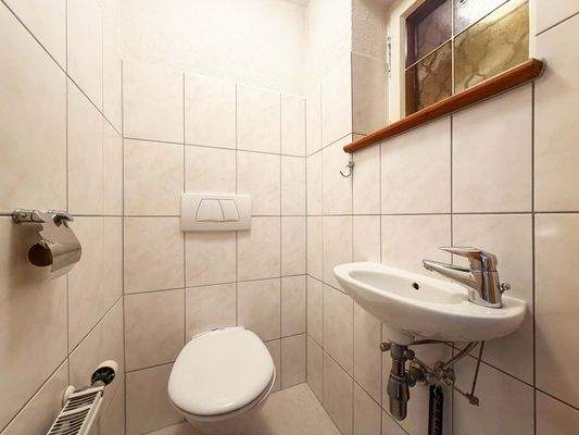 EG: Separates Gäste-WC – kompakt, gepflegt und praktisch für den Alltag und Besuch