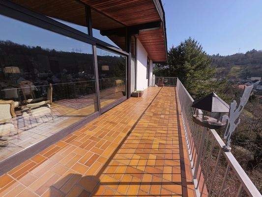 Großzügiger Balkon für Ihre Ruhe und Erholung (2)