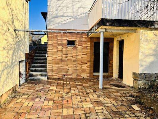 Kellerzugang und Zugang zum Keller unterhalb der Terrasse