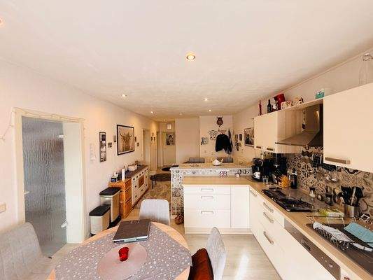 8 Küche mit Einbauküche