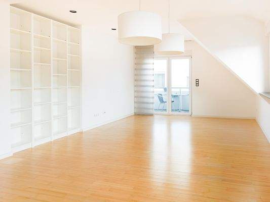 Blick in den hellen Wohnbereich