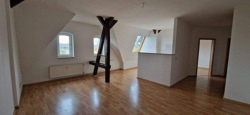 Wohnzimmer mit offener Küche