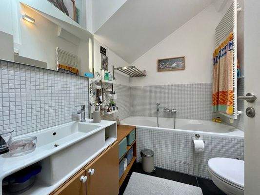 Hauptbad mit Wanne und Dusche