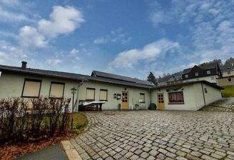 Zufahrtsseite u. Eingang