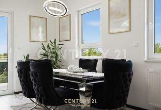 Heller Essbereich mit moderner Beleuchtung und Blick auf den