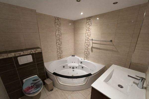 Whg. 2 Badezimmer (OG)