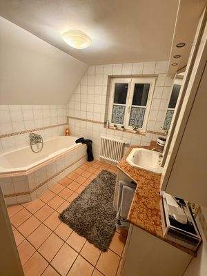 Bad mit Dusche und Badewanne