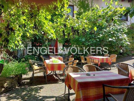 Weinlokal im Innenhof