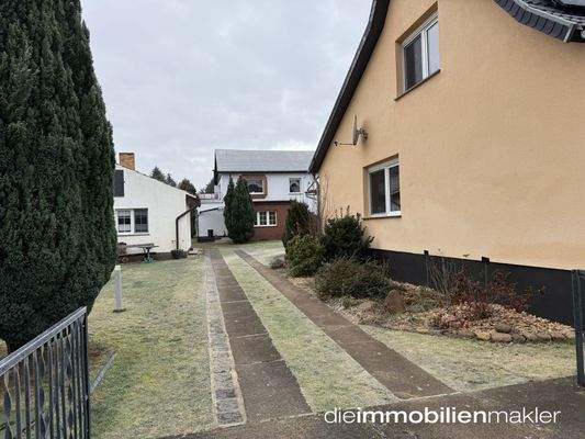 ZUFAHRT ZUM HINTERHAUS