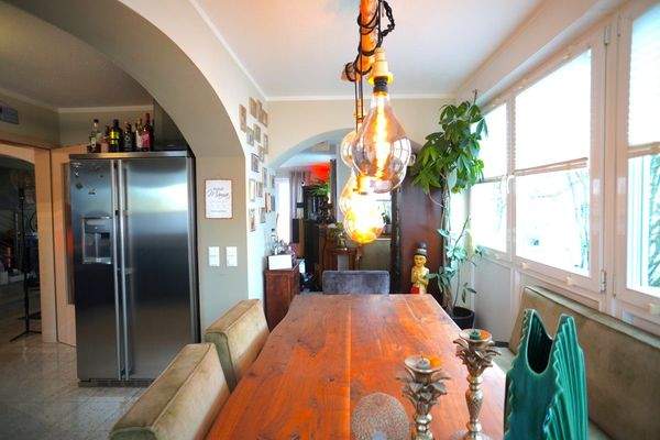 Esszimmer mit Blick in das Wohnzimmer