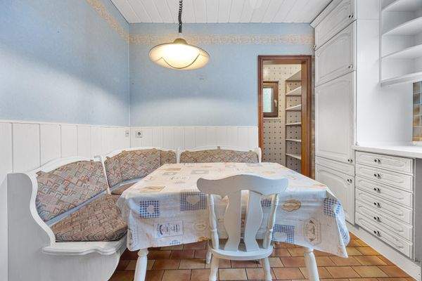 und praktischem Abstellraum mit Fenster und Regalen