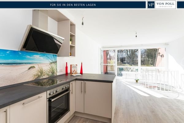 Wohn- und Essbereich mit Blick zum Balkon
