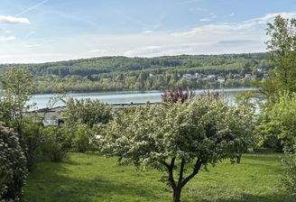 Blick den Garten und auf Wald und See