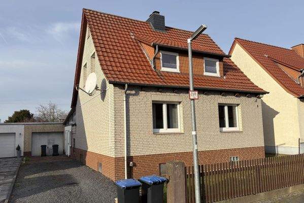 Vorder- und Seitenansicht mit Garage