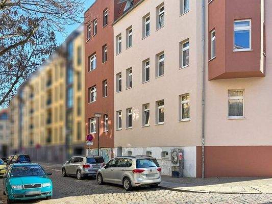 Anliegerstraße und Hausfront