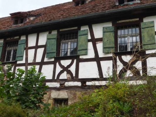 Fassade mit altem Dach