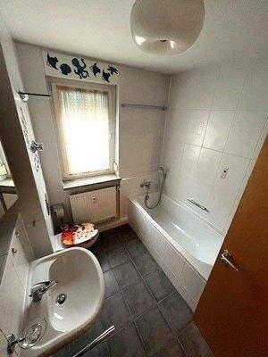 Das helle große Badezimmer mit Fenster