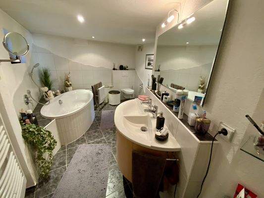 Badezimmer mit Wanne