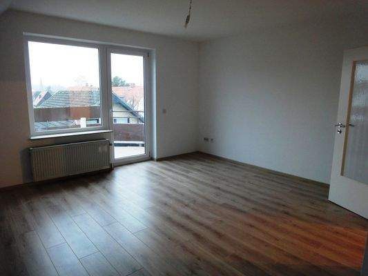 WOHNZIMMER + ZUGANG BALKON