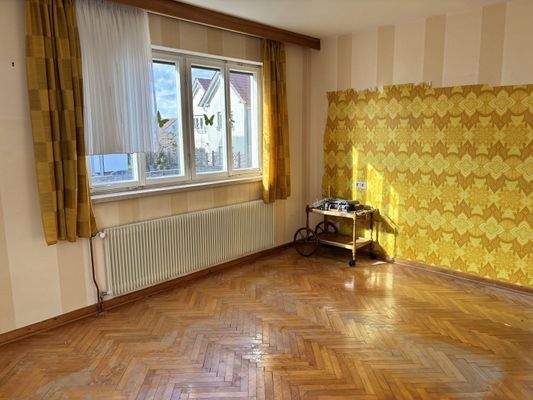 helles Wohnzimmer mit Parkett (EG)