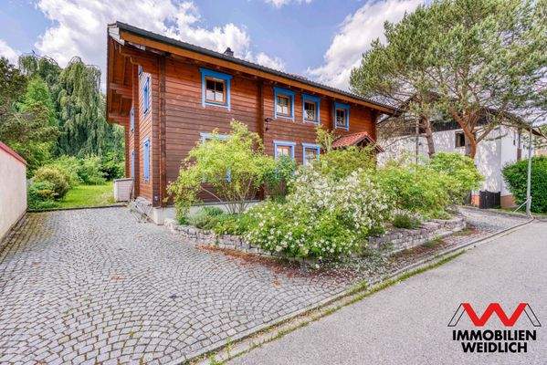 Südostansicht mit KFZ-Stellplätzen