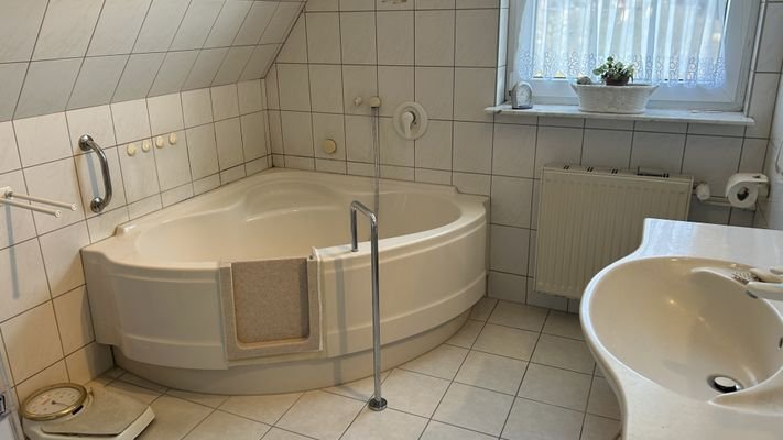 ... mit Eckbadewanne